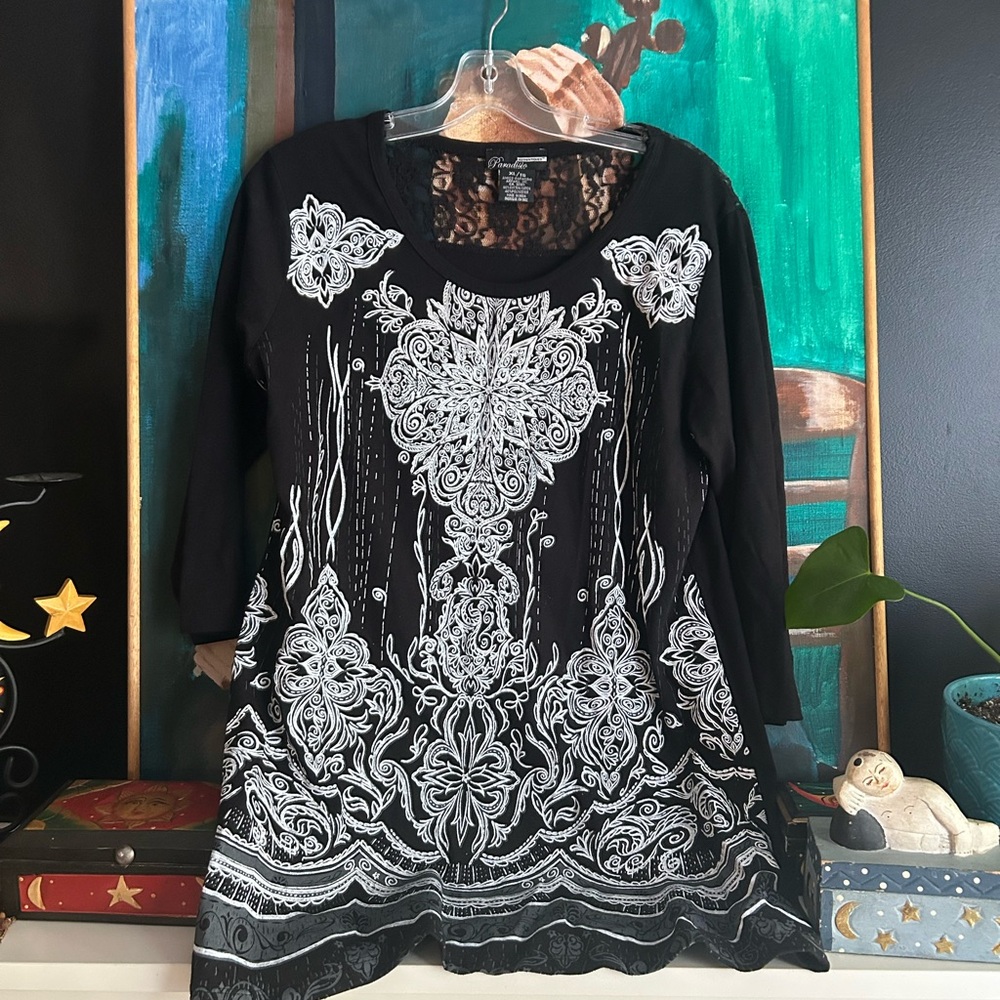 #48.Black and White Long Sleeve Top